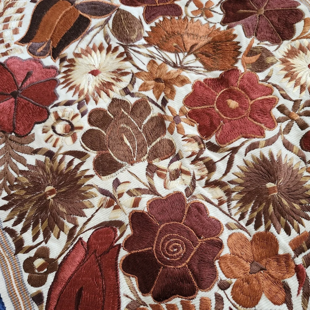 Floral Patterned Table Runner - Picture 3 of 10
